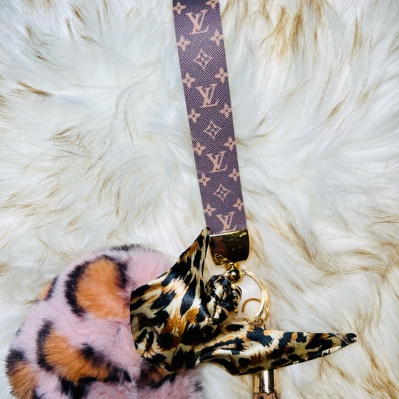 Designer wristlet keychains - Picture 13 of 14